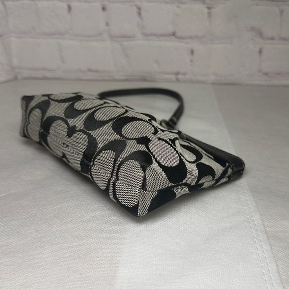 Coach Signature C’s Monochrome Pleated Wristlet Silver HDWRE w/Leather Hangtag - Picture 11 of 13